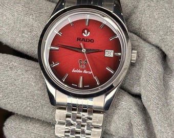 Reloj vintage Rado Golden Horse con esfera roja Sunburst, acero inoxidable y fecha para hombre