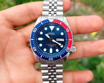 Reloj de buceo Seiko vintage automático con esfera azul y bisel Pepsi de acero inoxidable con fecha y día