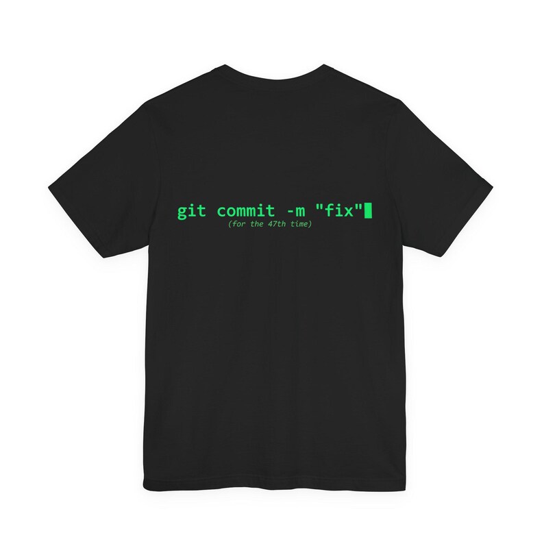 Camiseta de programador con la frase "git commit -m "fix"" (corrección) imagen 1