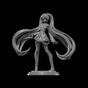 Può includere: Una statuetta grigia monocromatica di un personaggio con lunghe code fluenti, che indossa una camicia con colletto, una gonna a pieghe e calze alte fino alla coscia. La figura è in una posa dinamica su una base circolare con dettagli scolpiti.