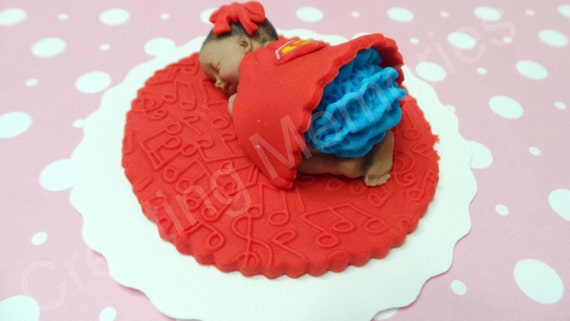 24 x PÚRPURA Y NEGRO DECORACIONES COMESTIBLES PARA CUPCAKES DE FELIZ CUMPLEAÑOS