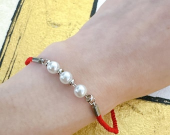 Rotes Lucky Pearl Cord Armband, Minimalistischer verstellbarer stapelbarer Armreif