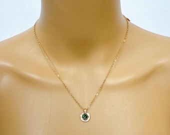 Vergoldete zierliche Halskette mit grünem CZ Anhänger, Minimalist Style