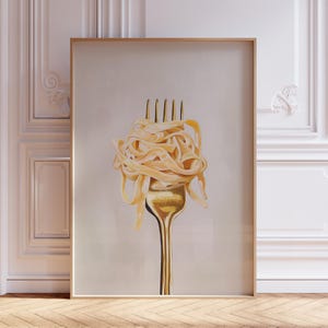 Könnte beinhalten: Gerahmter Kunstdruck mit einer goldenen Gabel, die eine Wirbel aus gekochten Nudeln hält. Die Nudeln sind hellbeige und die Gabel hat ein glänzendes, metallisches Aussehen. Das Kunstwerk ist vor einem neutralen Hintergrund.