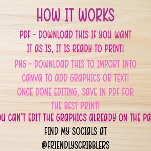 Op de afbeelding: Houten achtergrond met roze tekst die uitlegt hoe je een PDF- of PNG-bestand kunt gebruiken. De tekst adviseert om op te slaan in PDF-formaat voor de beste afdrukkwaliteit en geeft een social media handle.