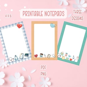 Op de afbeelding: Drie bedrukbare notitieblokken met medische thema's. De notitieblokken zijn 10,16 x 15,24 cm groot en bevatten illustraties van medische apparatuur en symbolen. De ontwerpen omvatten een blauw geruit rand, een bruine rand en een turquoise rand. De tekst "Printable Notepads" staat bovenaan.
