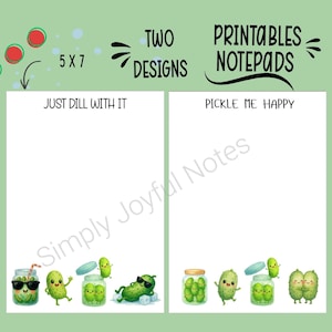 Op de afbeelding: Printbare notitieblokken met twee ontwerpen, elk met een witte achtergrond en speelse augurkenillustraties. Op het ene notitieblok staat "Just Dill With It", op het andere "Pickle Me Happy". De notitieblokken zijn 12,7 x 17,8 cm groot.