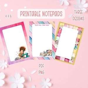 Puede incluir: Blocs de notas imprimibles, cada uno de 10 x 15 cm, en tres diseños. La imagen muestra blocs de notas con bordes coloridos e ilustraciones de una costurera, utensilios de costura y un diseño de patchwork. También incluye el texto "Printable Notepads", "Three Designs", "PDF" y "PNG".
