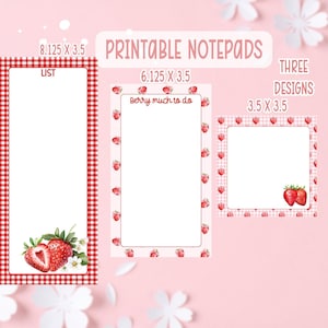 Puede incluir: Una taza de cerámica blanca con asa negra y el texto "But First, Coffee" en negrita negra. La taza se encuentra sobre un fondo borroso, sugiriendo un ambiente acogedor.