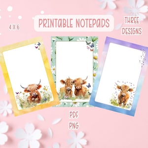 Op de afbeelding: Printbare notitieblokken met drie ontwerpen, elk met een illustratie van een Schotse hooglander. De notitieblokken hebben een formaat van 10 x 15 cm en zijn omlijst met gele, groene en paarse randen. De afbeelding bevat ook de tekst "Printable Notepads, Three Designs, PDF, PNG."