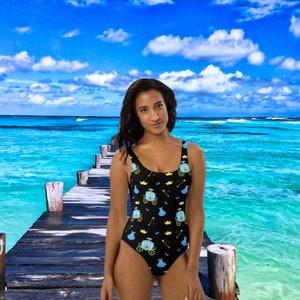 Traje de baño de una pieza de princesa azul - Traje de baño mágico para mujer - Carruaje, vestido real, tiaras y varitas mágicas - Natación mágica en el resort de vacaciones