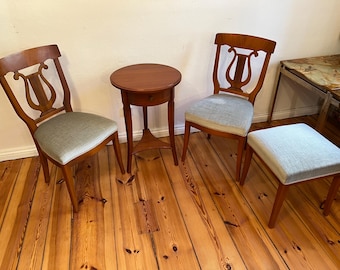 Elegancki zestaw z drewna wiśniowego: krzesła, stół, stołki