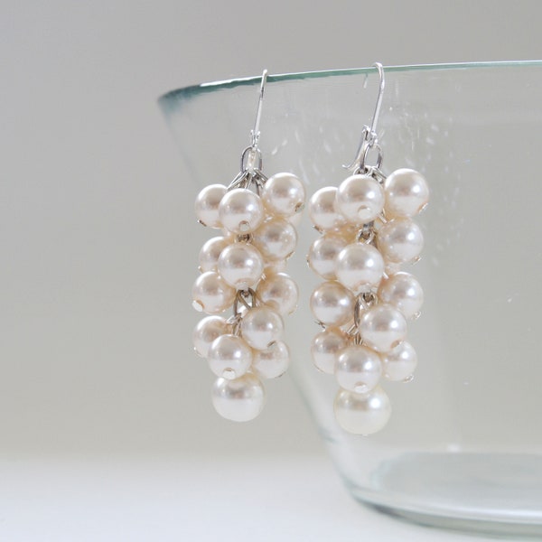 Ivory Pearl Cluster Earrings, Off White pearl earrings, cream chunky earrings, ivory bridal pearl earrings,bridesmaid ivory cluster earrings