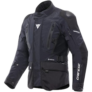 Puede incluir: Chaqueta de moto negra con múltiples bolsillos, cremalleras y cinturón. La chaqueta presenta el logotipo de Dainese y la marca Gore-Tex. Tiene protectores de hombros reforzados y paneles de ventilación de malla.