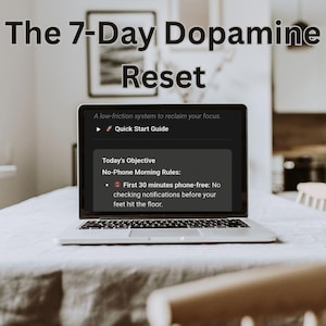 Könnte beinhalten: Ein Set aus drei Keramikbechern mit gesprenkelter, matter Oberfläche. Die Becher sind in Creme-, Hellgrau- und Dunkelgrautönen gehalten. Jeder Becher hat ein schlichtes, minimalistisches Design und einen abgerundeten Henkel.