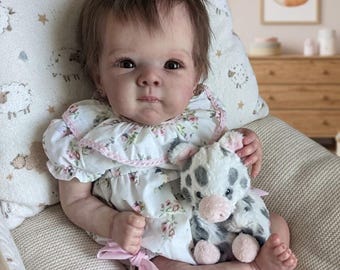 Muñeca bebé reborn realista de 50 cm con cabello enraizado, cuerpo de tela suave y pintada a mano. Muñeca de colección.