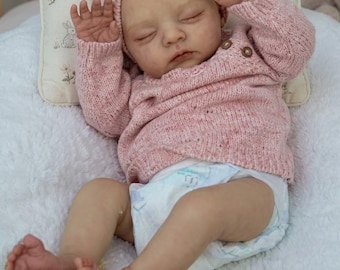 Muñeca bebé reborn realista de 48 cm, Lily: cabello pintado a mano, cuerpo de tela suave, muñeca recién nacida durmiendo.