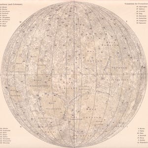 Könnte beinhalten: Eine detaillierte Vintage-Karte des Mondes mit deutschen Texten und Markierungen. Die kreisförmige Karte zeigt die Mondoberfläche mit zahlreichen beschrifteten Merkmalen und Gitternetzlinien. Die Farbgebung ist gedämpft, mit Beige- und Brauntönen.
