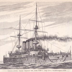 Könnte beinhalten: Eine antike Illustration des japanischen Schlachtschiffs Schikischima auf See. Das Schiff ist im Profil dargestellt, mit detailliertem Takelwerk und Schornsteinen. Der Text unten lautet "Schikischima, Japan. Stapellauf 1808, Größe 15.088 T., Länge 122 m, Geschwindigkeit 18 Se."
