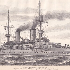 Könnte beinhalten: Schwarz-Weiß-Illustration des Schlachtschiffs Kaiser Wilhelm II Deutschland auf See. Das Schiff hat mehrere Schornsteine und Masten. Der Text unten lautet "Kaiser Wilhelm II. Deutschland" und weitere Details. Die Länge des Schiffs beträgt 115 m.