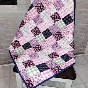 Edredón infantil de patchwork – Manta de cuna de algodón con estampado floral rosa – Ropa de cama infantil estilo cottagecore