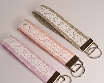 Schlüsselanhänger aus Baumwollstoff mit Spitzen-Detail - Schlüsselanhänger im Boho Style