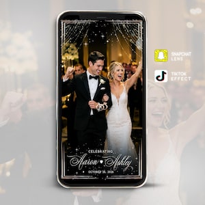 Op de afbeelding: Een smartphonescherm met een trouwfotofilter in een zwart en goud kader, met een koppel in formele kleding, de tekst CELEBRATING Aaron & Ashley, de datum OCTOBER 26, 2026, en iconen voor Snapchat Lens en TikTok Effect.