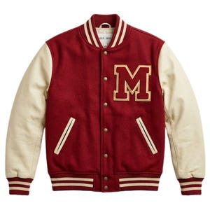 Op de afbeelding: Een bordeauxrode varsity jas met crèmekleurige mouwen. De jas heeft een grote gouden letter "M" patch, twee voorzakken en gestreepte manchetten en zoom. De kraag heeft de tekst "EST. 1950".