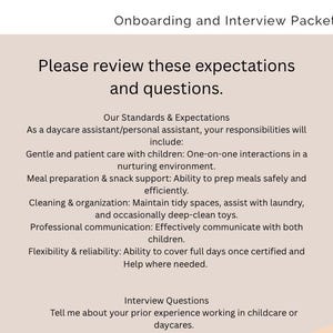 Può includere: Un documento beige intitolato "Pacchetto di onboarding e colloquio" con testo che descrive le responsabilità dell'assistente all'asilo nido e le domande del colloquio. Il documento include sezioni su standard, aspettative e domande del colloquio.