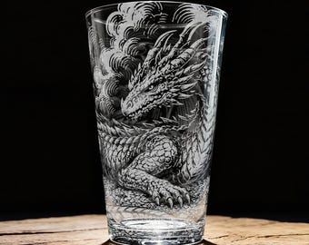 Smaug de Draak Lasergegraveerd Pintglas van 473 ml (16 oz), officieel gelicentieerd The Lord of the Rings™ barware