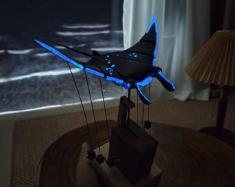 Autómata de manta raya de madera personalizado que brilla en la oscuridad Escultura cinética del zodíaco Constelación Raya Mobula Arte oceánico Juguete mecánico Regalo único