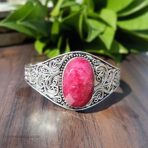 Handgemachter roher Rubin Armreif 925 Sterling Silber Boho Statement Schmuck Geschenk für Sie