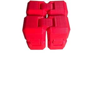Può includere: Un giocattolo fidget rosso brillante, stampato in 3D. Il giocattolo è composto da più blocchi rettangolari ad incastro. I blocchi hanno una superficie strutturata e sono collegati per formare una forma astratta più grande. Lo sfondo è bianco.