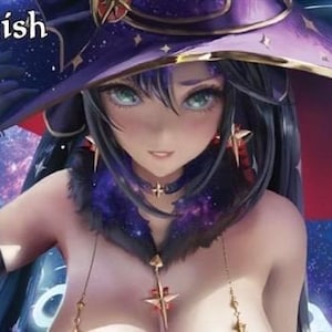 Może przedstawiać: Ilustracja w stylu anime przedstawiająca kobietę w fioletowym kapeluszu i stroju czarownicy. Obraz ma kosmiczne tło ze słowem "Replenish" na górze. Kobieta ma długie czarne włosy i jest ozdobiona biżuterią w kształcie gwiazd.