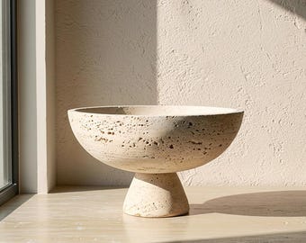 Bol con pedestal de travertino / Centro de mesa de piedra natural / Frutero artesanal / Decoración moderna y orgánica para el hogar