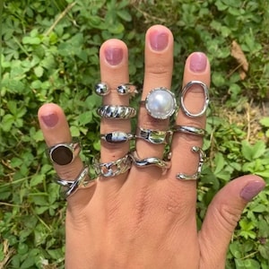 Lot de 12 Bagues Argentées Ajustables | Set de Bagues Style Liquide, Chaîne et Grosse Perle | Bijoux Grunge Chic et Cyber en Acier Inoxydabl