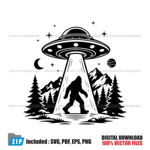 Könnte beinhalten: Eine schwarz-weiße grafische Illustration, die eine Bigfoot-Silhouette zeigt, die unter einer fliegenden Untertasse läuft, welche einen Lichtstrahl aussendet. Die Szene umfasst eine Mondsichel, einen Planeten, Sterne, Berge und einen Nadelwald.