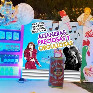 Puede incluir: Una taza de cerámica blanca con un asa negra y el texto "But First, Coffee" en negrita negra. La taza está llena de un líquido oscuro, probablemente café, y se encuentra sobre una superficie clara.