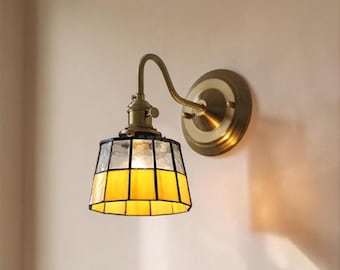 Aplique de pared de vidrieras color ámbar – Lámpara de pared de cobre estilo Tiffany, iluminación vintage para mesita de noche, decoración cálida de estilo rústico.