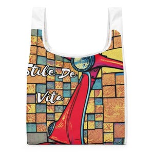 Peut inclure: Sac fourre-tout blanc avec un motif de scooter rouge et les mots "Stile De Vita". Le scooter est placé sur un fond géométrique coloré avec des carrés jaunes, oranges et bleus.