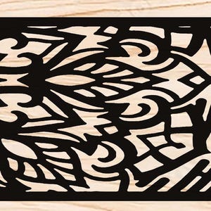 Puede incluir: Panel decorativo negro cortado con láser con intrincados patrones florales y geométricos. El diseño presenta un elemento central tipo mandala, formas fluidas y una sección de líneas verticales. El panel está sobre un fondo de vetas de madera clara.