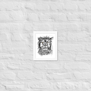 Puede incluir: Una impresión artística enmarcada que presenta un boceto en blanco y negro de la cara de un león. La melena y los rasgos faciales del león están representados con líneas expresivas y esbozadas. La obra de arte está enmarcada en un marco blanco.