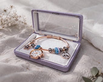 Orologio con bracciale a ciondoli in oro rosa, orologio rigido con perline, ciondoli a forma di stella e simbolo della pace.