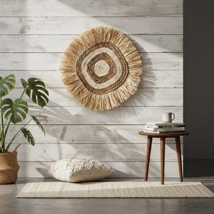 Fransad halmväggdekoration | Vävd raffiakonst | Boho kustnära heminredning