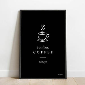 Peut inclure: Impression sur cadre noir avec une illustration blanche d'une tasse à café et d'un grain de café. Le texte "but first, COFFEE always" est en blanc. Design minimaliste pour la cuisine.