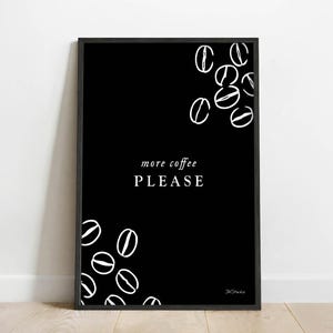 Peut inclure: Impression sur cadre noir avec des illustrations de grains de café blancs et le texte "more coffee PLEASE". Les motifs de grains de café sont dans les coins supérieur droit et inférieur gauche de l'impression.