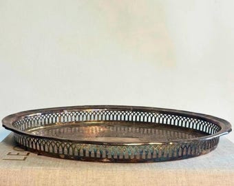 Bandeja de galería Oneida chapada en plata vintage / Bandeja ovalada ornamentada con borde perforado / Decoración de plata patinada / Bandeja de tocador vintage