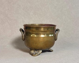 Vintage messing cachepot met handgrepen en klauwpoten | Plantenbak Hollywood Regency