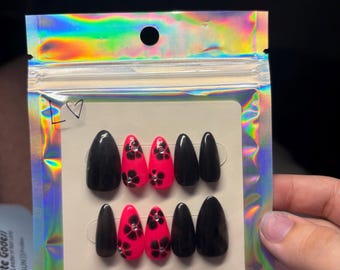 Zwart en roze bloeiende bloemnagels!