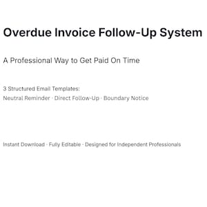 Może przedstawiać: Biała grafika z tekstem "Overdue Invoice Follow-Up System" i "A Professional Way to Get Paid On Time". Wymienia trzy szablony wiadomości e-mail: Neutral Reminder, Direct Follow-Up i Boundary Notice.
